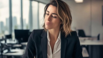 商务女性的短视频时代，翻白眼已经成为商业奇迹